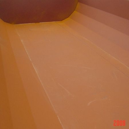 Nahaufnahme des Innenbodens eines Hardox-Abrollcontainers mit verschleißfester Oberfläche. Halbschalenbauweise.