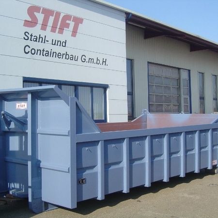 Blauer Schottercontainer mit abgeschrägter Stirnwand und stabilen Seitenwänden.